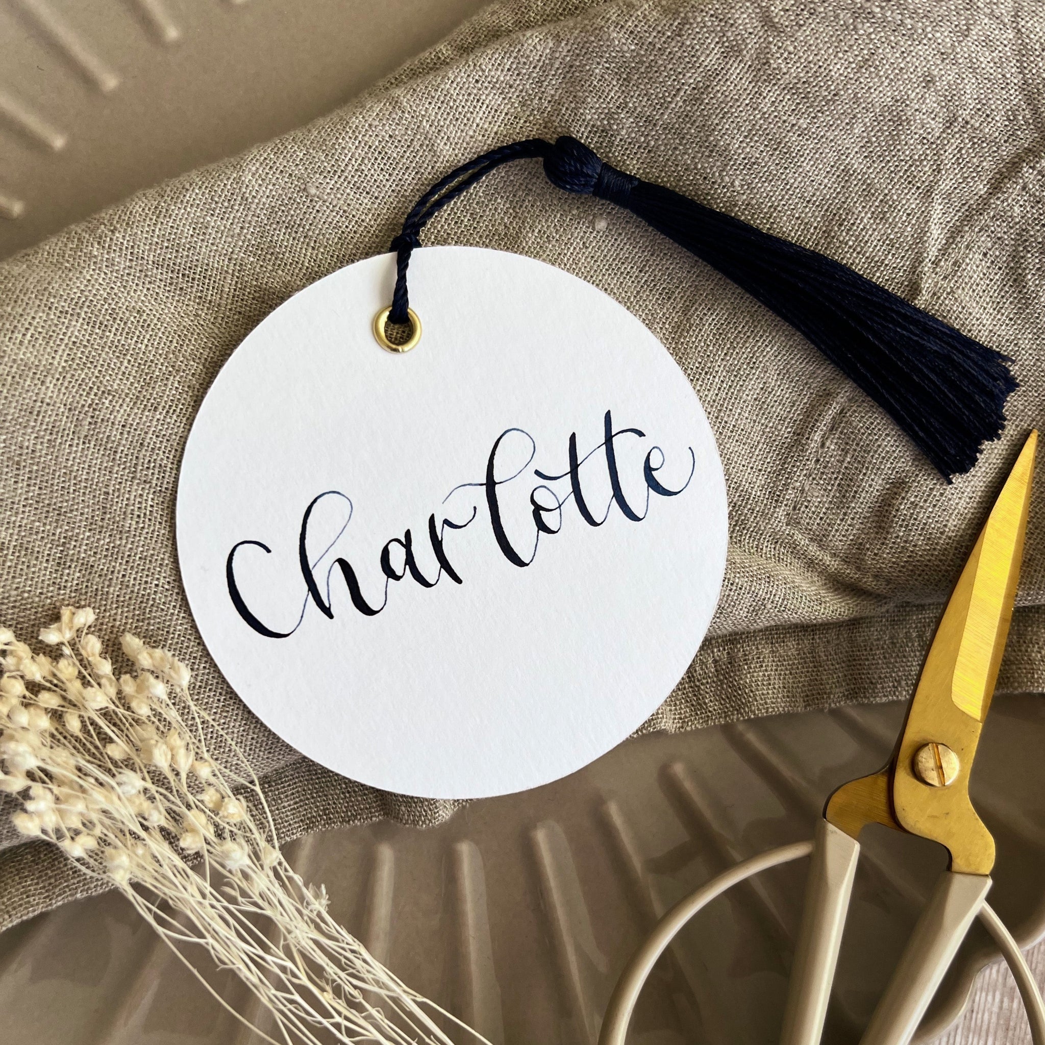 White circle place cards with tassels